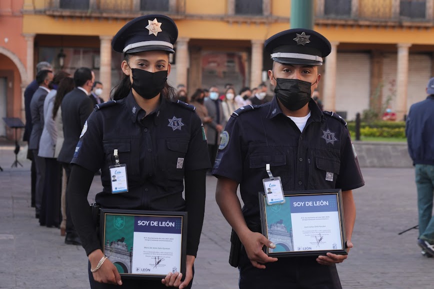 Reconocen a agentes que apoyaron en parto