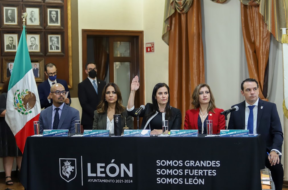 Sesión Solemne Informe León 7