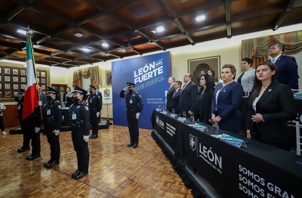 Sesión Solemne Informe León 8