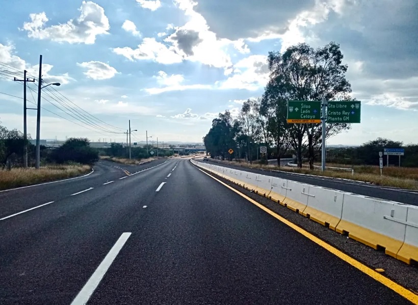 Dan mantenimiento a autopista Guanajuato–Silao