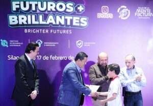 Se gradúan becados de ‘Futuros Brillantes’