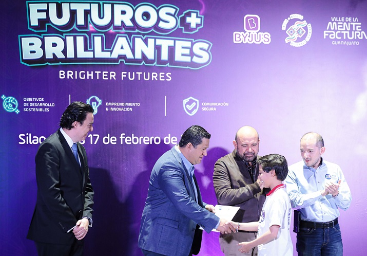 Se gradúan becados de ‘Futuros Brillantes’