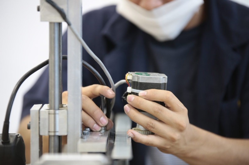 Capacitan a Mujeres en la Industria del Futuro