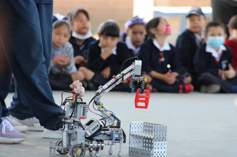 Acercan robótica a alumnos de primaria