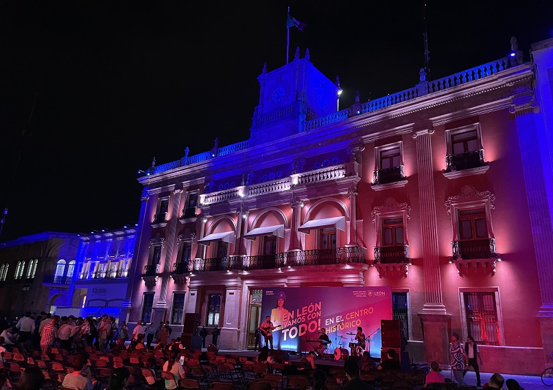 Iluminan el Centro Histórico de León