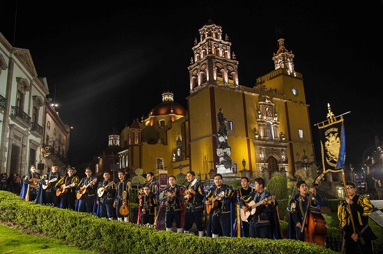 La ciudad de León registrará una ocupación de 33% con más de 6 mil 500 cuartos ocupados por la llegada de más de 10 mil turistas.

Además, el municipio recibirá más de 41 mil visitantes que dejarán una derrama económica de más de 94 millones de pesos.

Guanajuato Capital presentará una ocupación de 33%, registrando más de 3 mil 500 cuartos ocupados por la llegada de más de 6 mil turistas. Y, también se espera la llegada de más de 16 mil visitantes que generarán una derrama económica superior a los 38 millones de pesos.

La llegada de turistas en San Miguel de Allende será de 8 mil turistas que se hospedarán en más de 4 mil cuartos, registrándose una ocupación de 55%. Además, se espera la llegada de más de 23 mil visitantes que dejarán una derrama económica superior a los 85 millones de pesos.