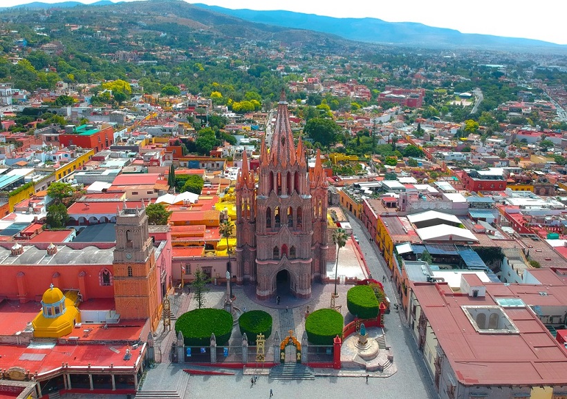 La ciudad de León registrará una ocupación de 33% con más de 6 mil 500 cuartos ocupados por la llegada de más de 10 mil turistas.

Además, el municipio recibirá más de 41 mil visitantes que dejarán una derrama económica de más de 94 millones de pesos.

Guanajuato Capital presentará una ocupación de 33%, registrando más de 3 mil 500 cuartos ocupados por la llegada de más de 6 mil turistas. Y, también se espera la llegada de más de 16 mil visitantes que generarán una derrama económica superior a los 38 millones de pesos.

La llegada de turistas en San Miguel de Allende será de 8 mil turistas que se hospedarán en más de 4 mil cuartos, registrándose una ocupación de 55%. Además, se espera la llegada de más de 23 mil visitantes que dejarán una derrama económica superior a los 85 millones de pesos.