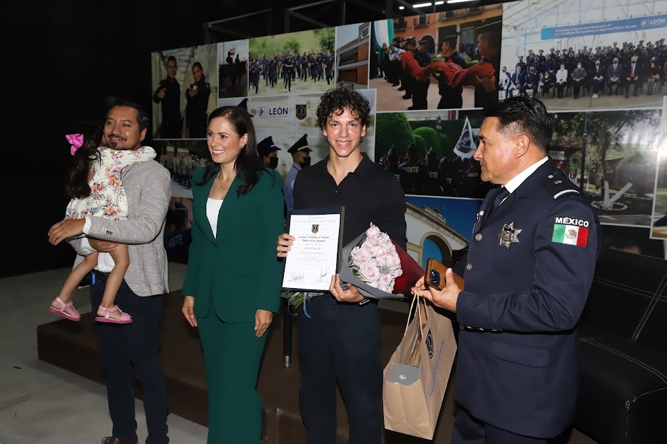 Visita Isaac Hernández a Academia León Guanajuato 3