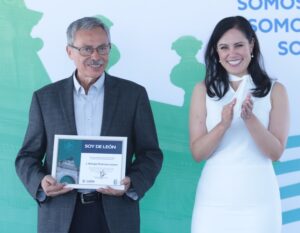 Otorgan ‘Soy de León’ a Cuco Pedroza Otorgan ‘Soy de León’ a Cuco Pedroza