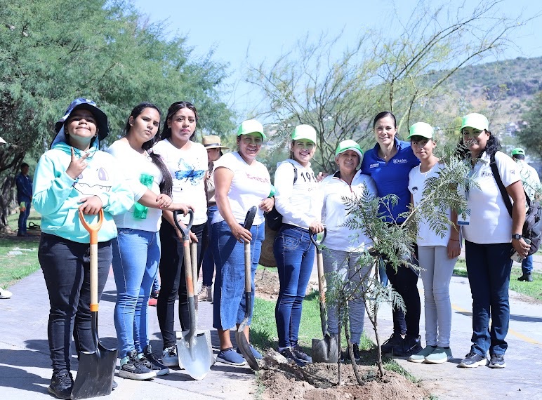 Encabeza Ale jornada de forestación