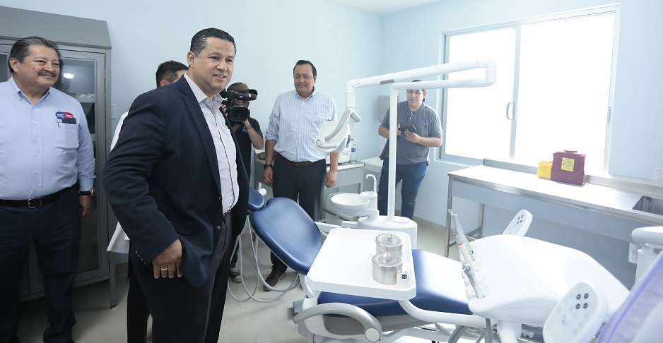 Entrega Gobernador Unidad Médica en León