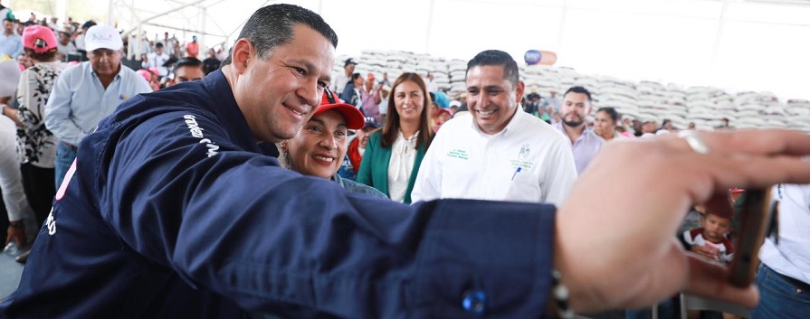 Entrega Gobernador apoyos en San Felipe