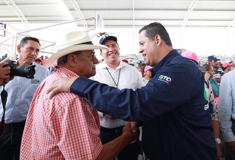 Entrega Gobernador apoyos en San Felipe