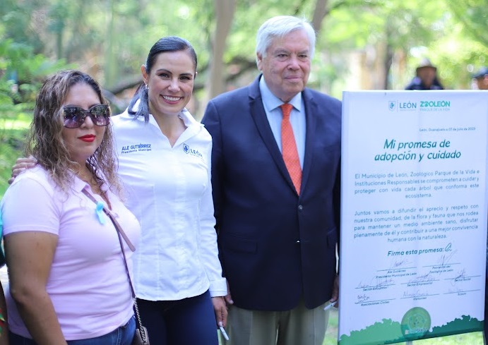 Encabeza Ale reforestación en el Zoo León