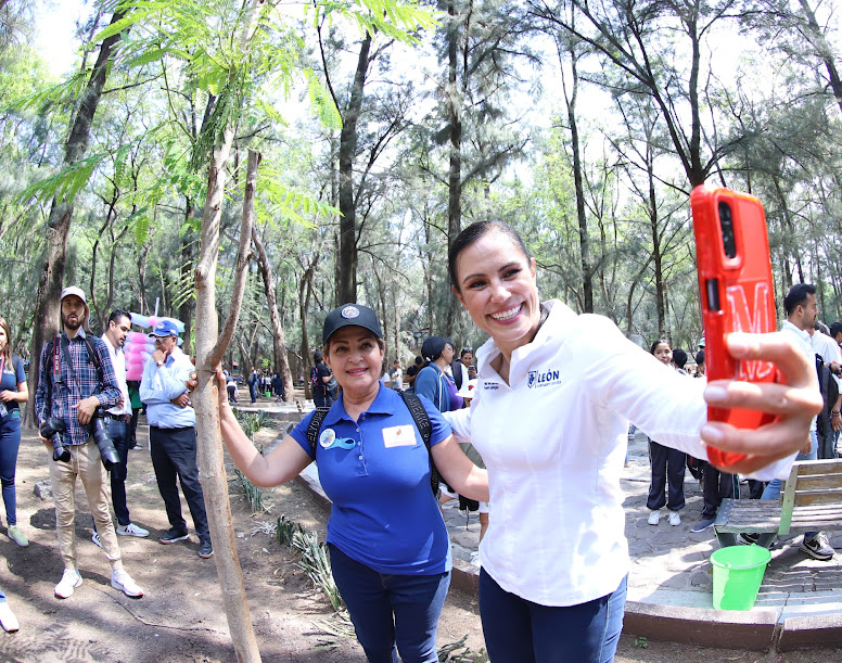 Encabeza Ale reforestación en el Zoo León