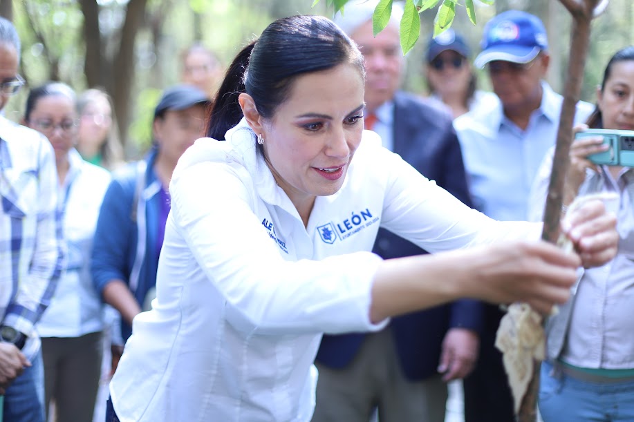 Encabeza Ale reforestación en el Zoo León