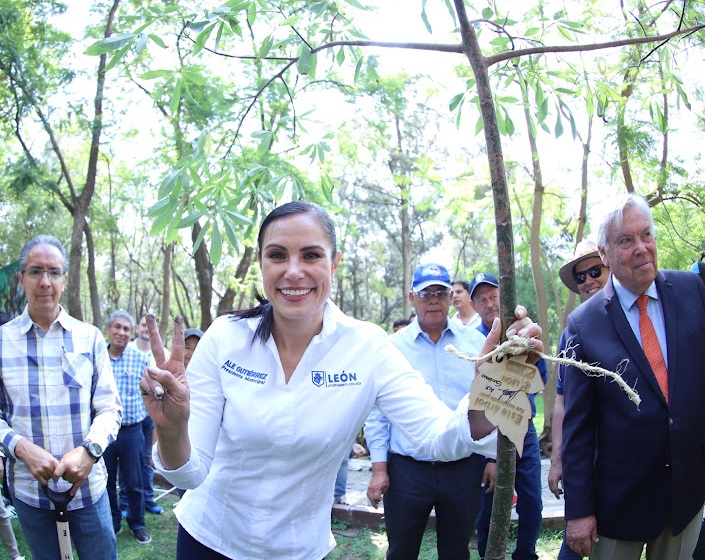 Encabeza Ale reforestación en el Zoo León