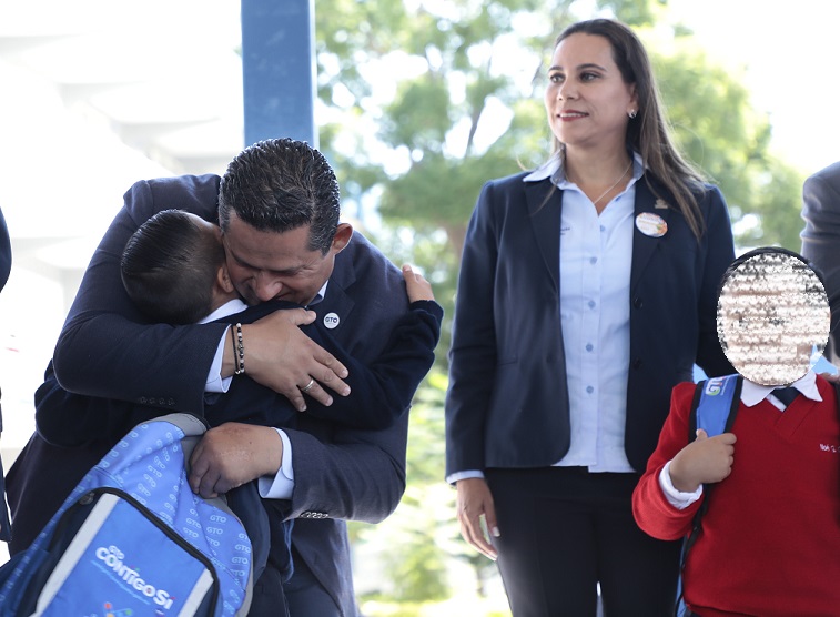 Inician clases un millón 220 mil estudiantes