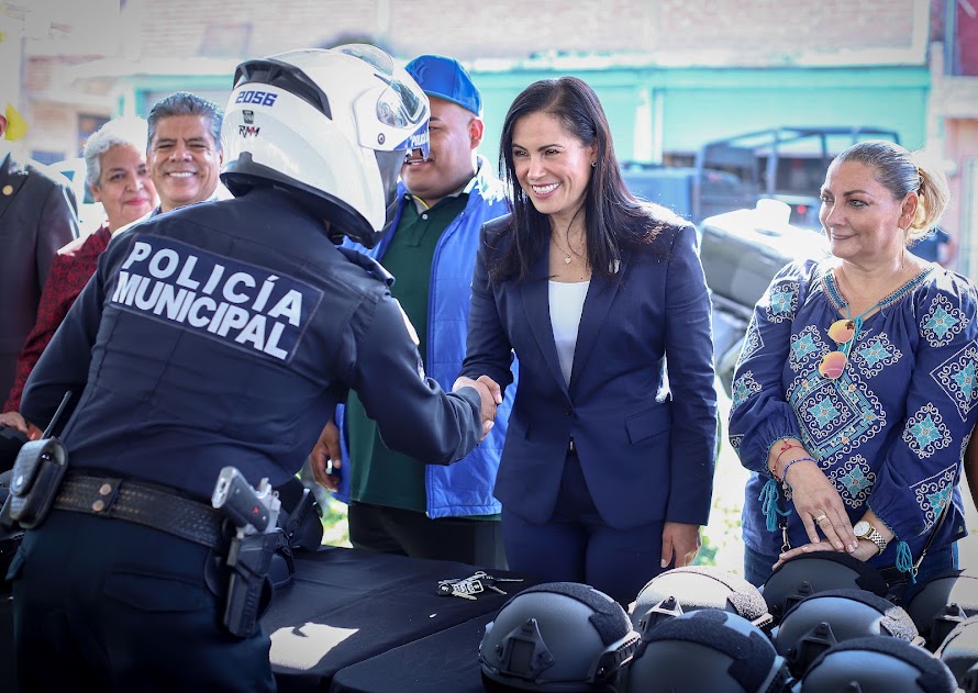 Entrega Ale equipo a Policía de León