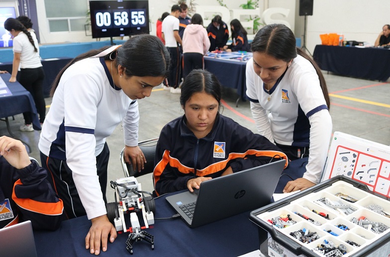 Nuevos estudiantes de Guanajuato hacen robótica