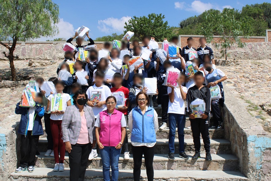 Entregan útiles a estudiantes de Purísima