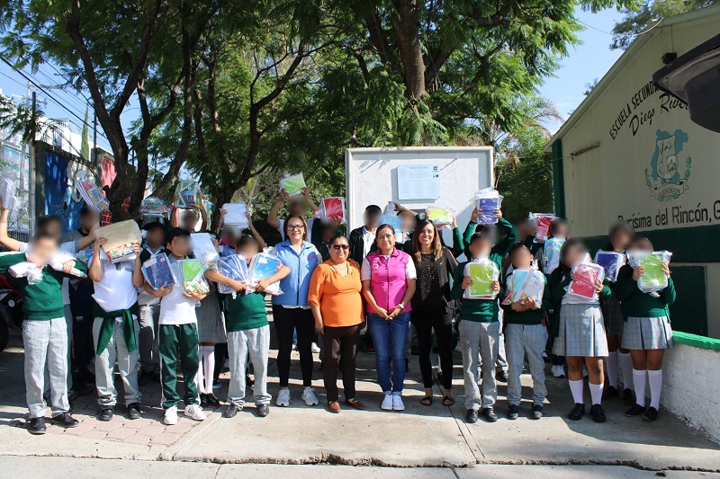 Útiles Escolares Entrega Purísima del Rincón 4