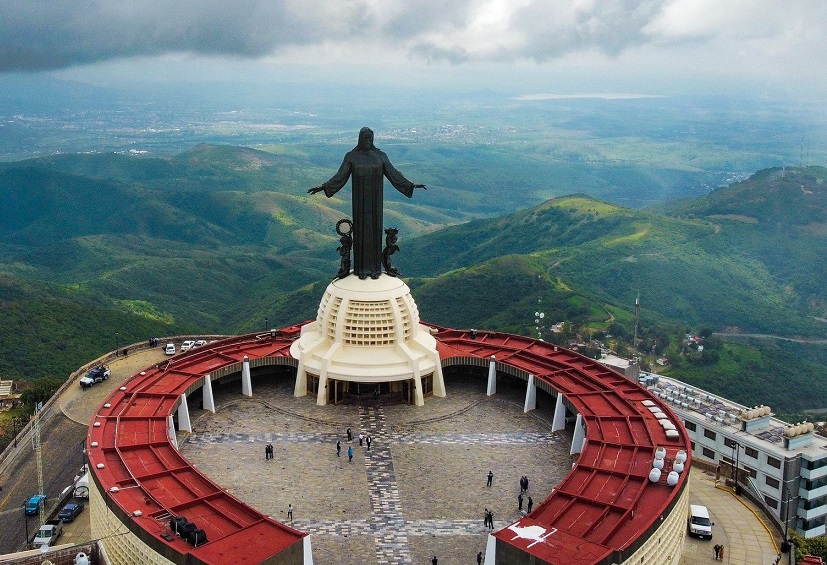 Embellecen el monumento a Cristo Rey