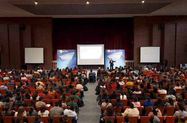 “Ustedes han logrado que los Telebachilleratos de la UVEG sean una muestra de la excelencia académica que se logra con profesionalismo y esfuerzo. Estamos muy orgullosos de su trabajo con los más de 14 mil alumnos de todo el Estado. ¡Gracias, por ser formadores de las nuevas generaciones y por seguir haciendo de Guanajuato la Grandeza de México!”, dijo el Gobernador. 6