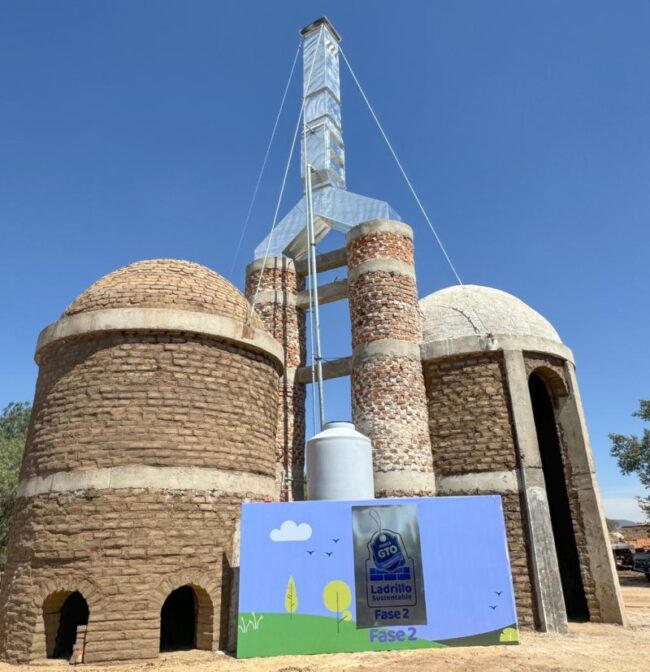 Entregan a ladrilleros horno de baja emisión