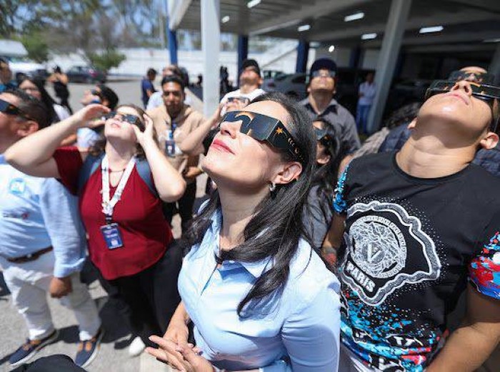 Interrumpen trabajos para disfrutar el eclipse