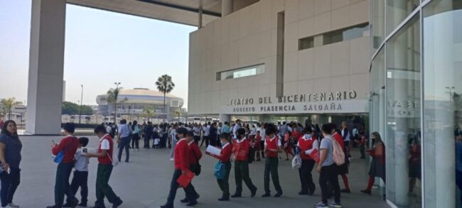 Estudiantes echan un vistazo al Museo del Prado