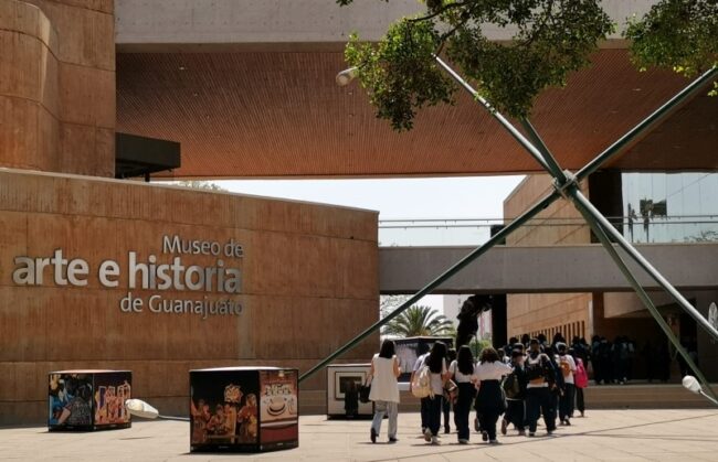 Estudiantes echan un vistazo al Museo del Prado