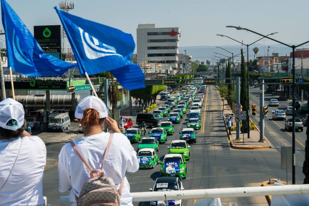 Taxistas de León muestran su apoyo a Libia