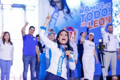 Le entra Ale y sube al cuadrilátero en su cierre Le entra Ale y sube al cuadrilátero en su cierre