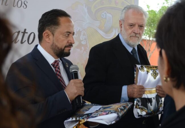 Entregan a escuelas símbolos de Guanajuato