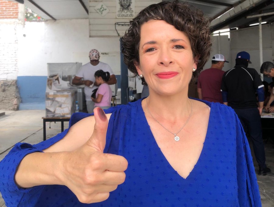 Acude Mariza Ortiz a su casilla a votar