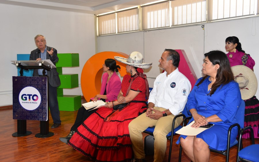 Diseñadoras y costureras reciben constancia en IECA