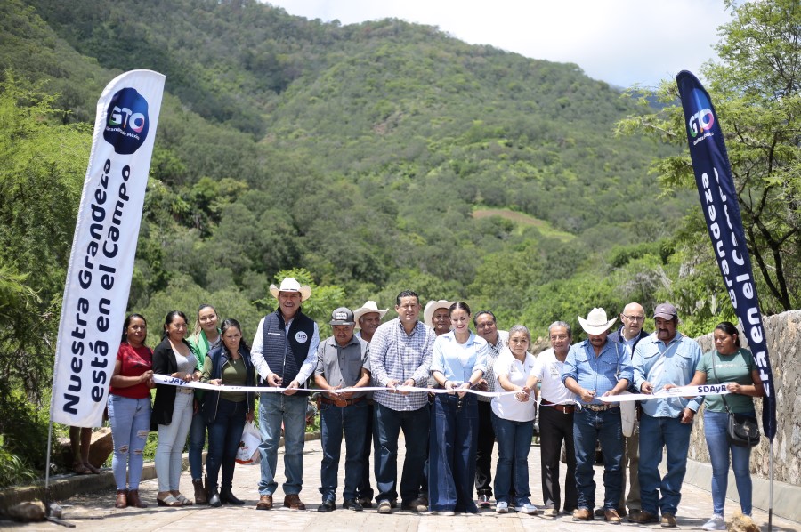 Entrega el Estado obras en Xichú