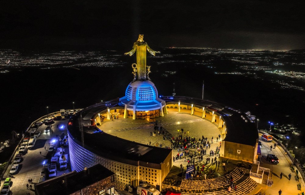 Iluminan al Cristo Rey de El Cubilete