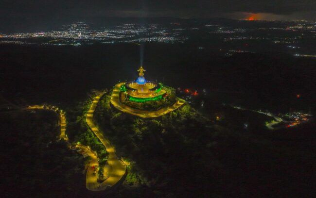 Iluminan al Cristo Rey de El Cubilete