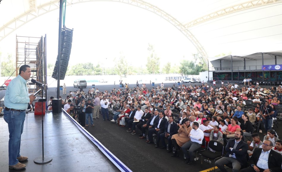 Apoyan con útiles a estudiantes de primaria