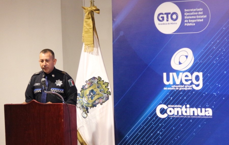 Otorgan becas de UVEG a policías y familiares