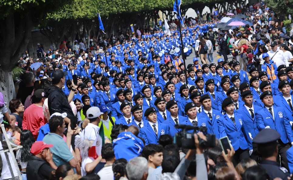 Miles participan y disfrutan desfile en León