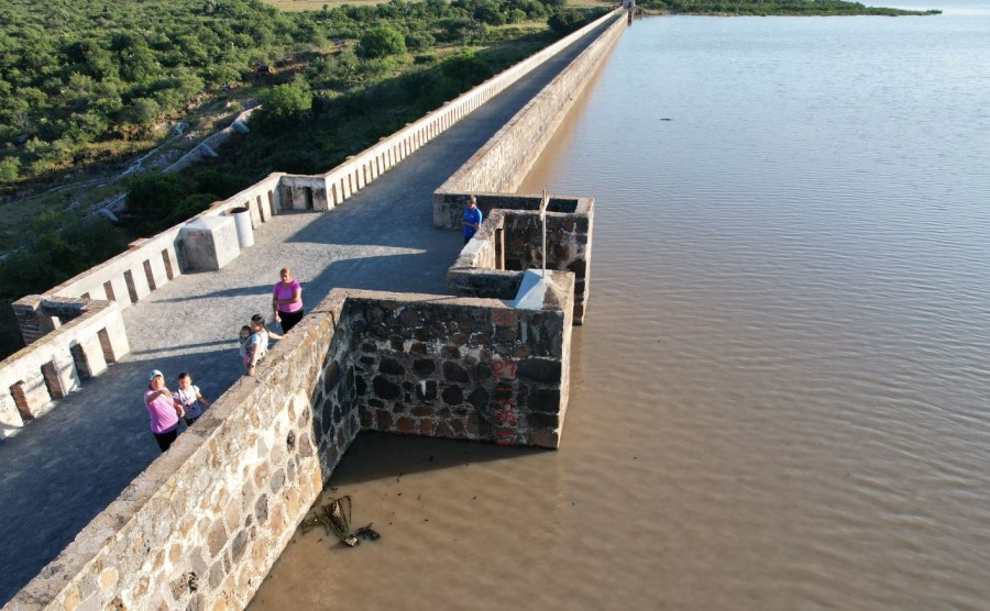 Desfogan de manera controlada presas de Jalpa