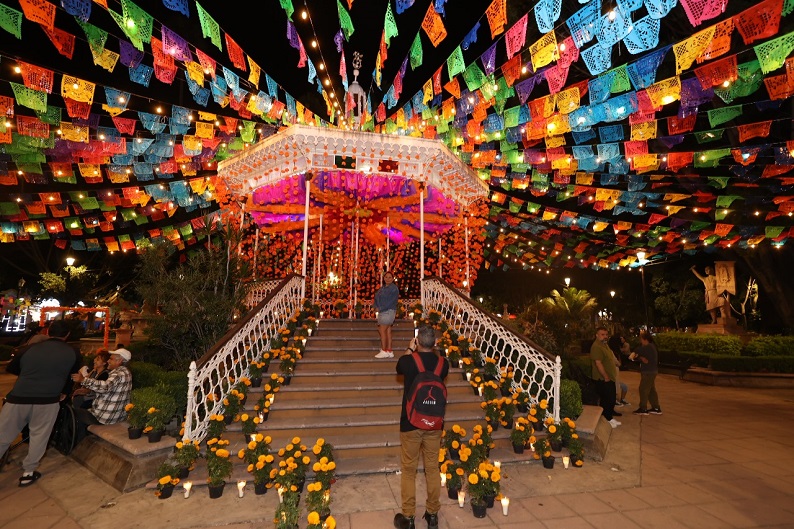 Con altares honran a muertos en Purísima