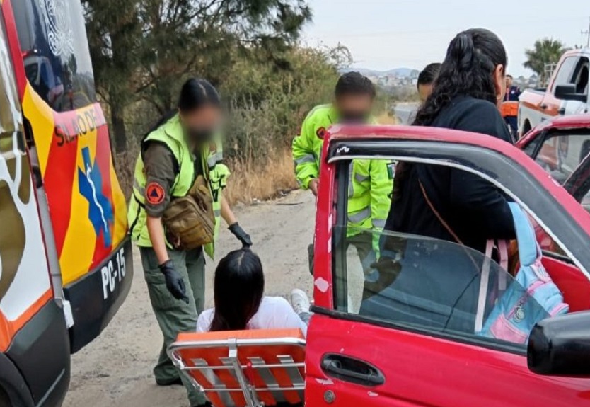 Auxilia Protección Civil en parto en carretera