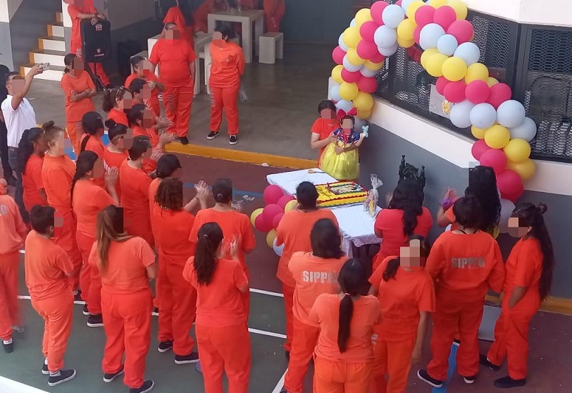 Festejan a niña que vive con su mamá en reclusión
