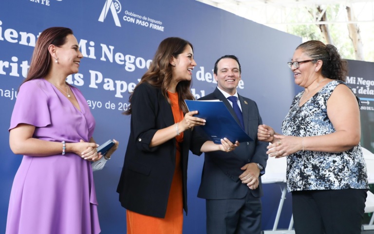 Entrega Libia apoyos y escrituras en Irapuato