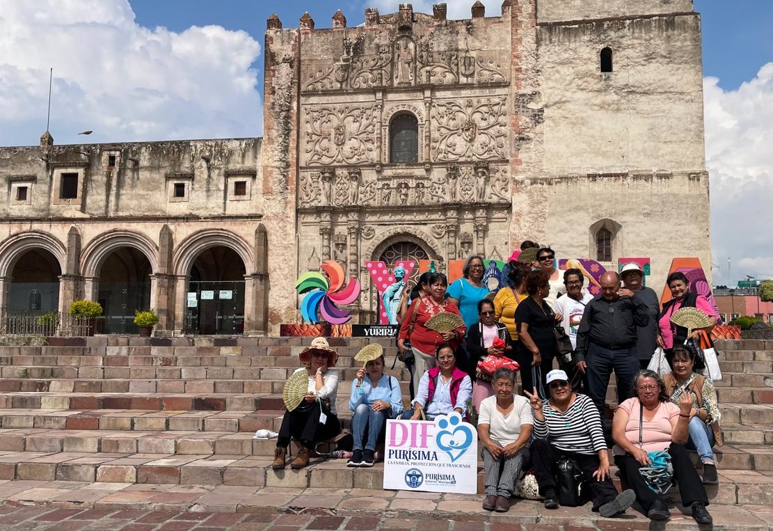 Llevan a adultos mayores a ‘gira mágica’