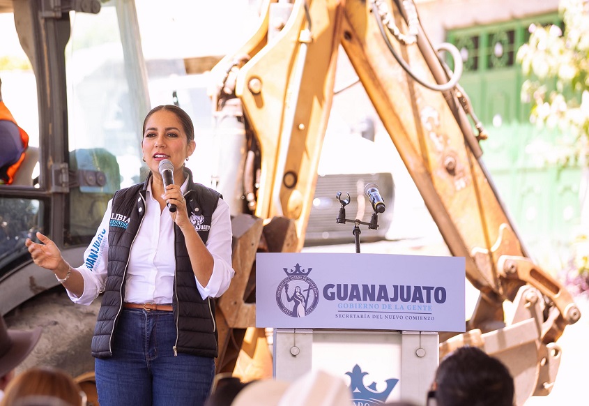 Libia delivers works and support at Cortazar